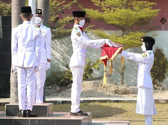 Penyerahan Bendera Merah Putih