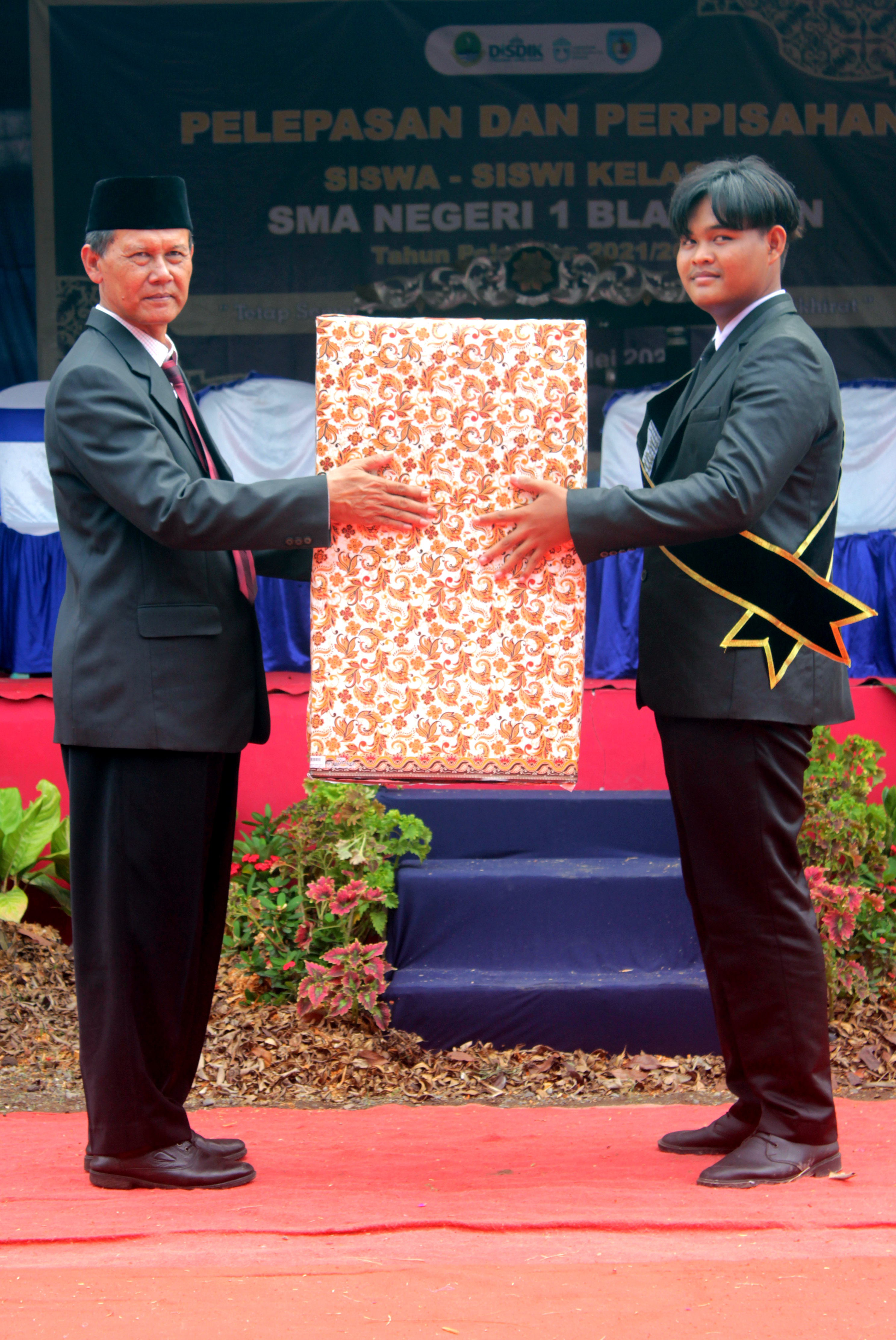Penyerahan Cendramata dari Kelas XII